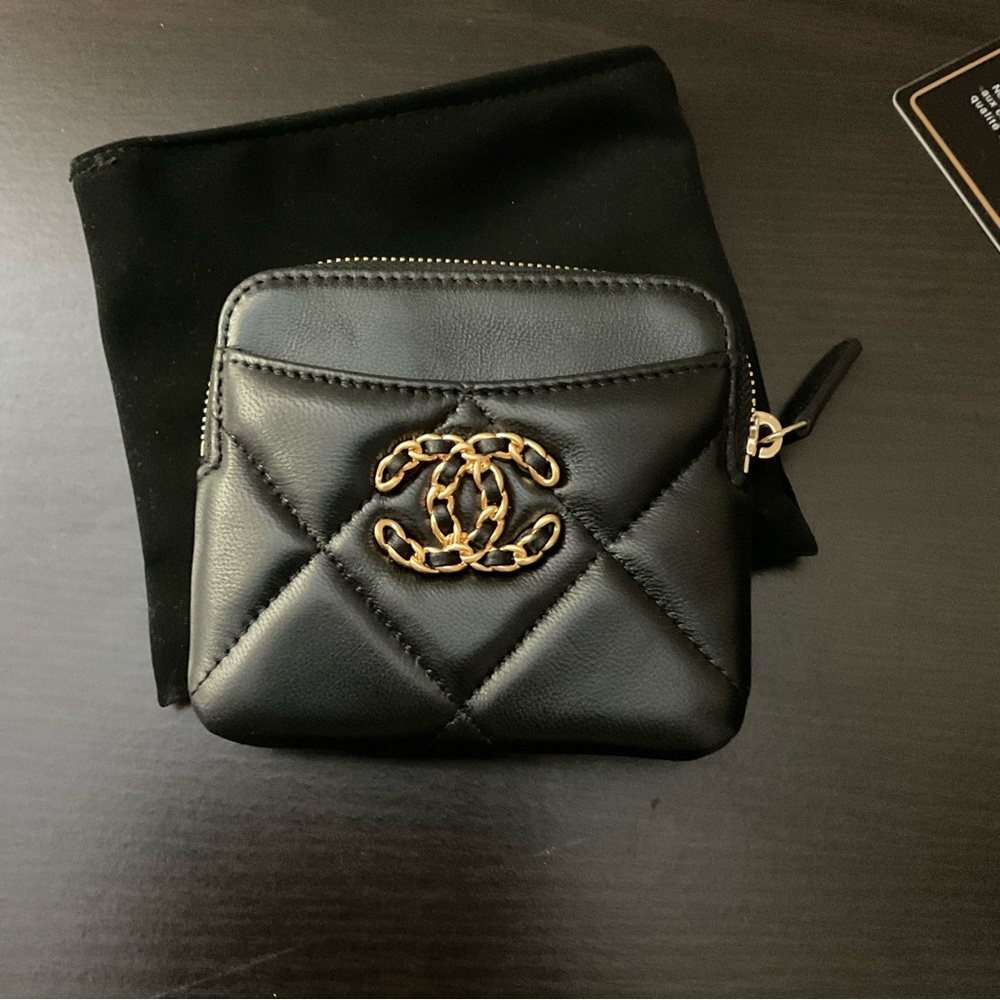 CHANEL 19 ZIP CARD HOLDER